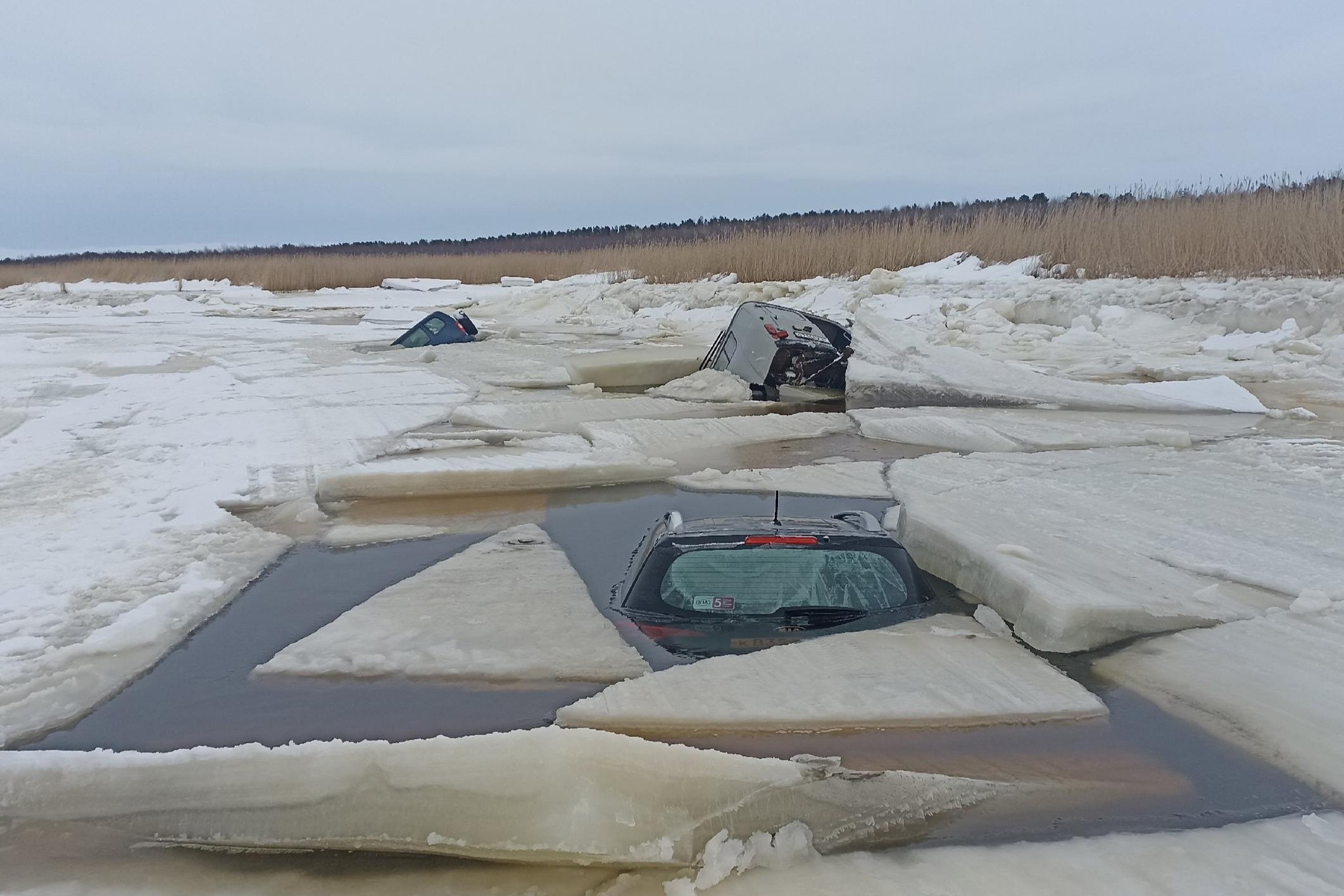 В Северодвинске под лед провалились три автомобиля - 13 января 2024 - 29.ру