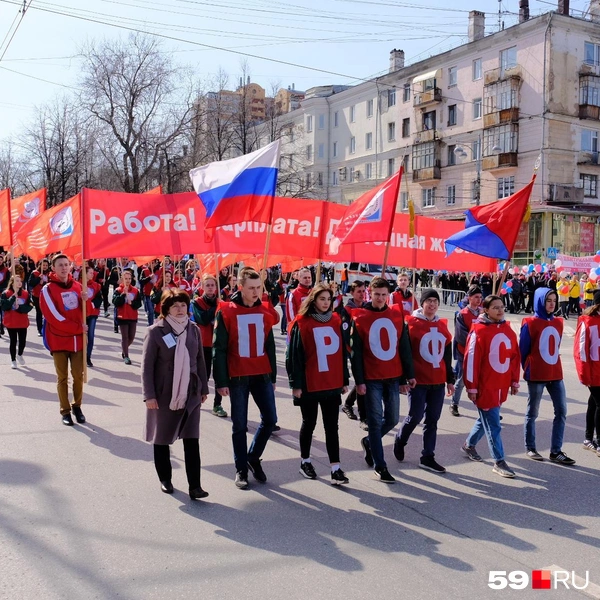 На флагах логотип профсоюзов, рукопожатие — символ солидарности трудящихся | Источник: Тимофей Калмаков / 59.RU