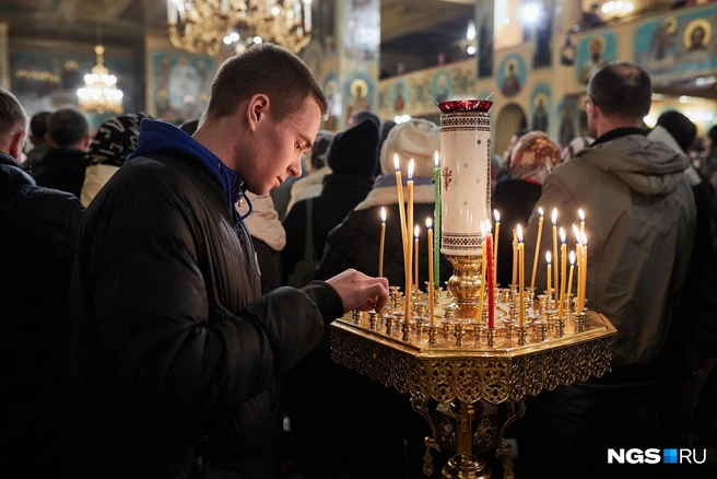 В Вознесенском соборе собрались несколько сотен новосибирцев | Источник: Александр Ощепков / NGS.RU