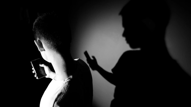 Петербуржец нашел в телефоне 8-летней дочери порнографию с ее участием. Снимать могли дома у бабушки | Источник: Наталья Лапцевич / 74.RU