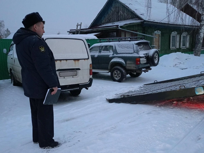 Дверь приставам мужчина не открыл | Источник: ГУФССП России по Новосибирской области