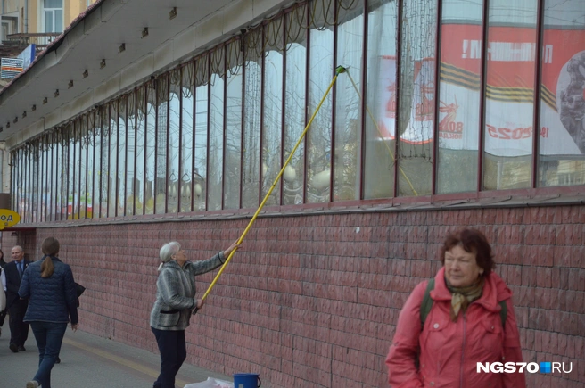 К празднику город должен сиять от чистоты! | Источник: Мария Лобанова / NGS70.RU