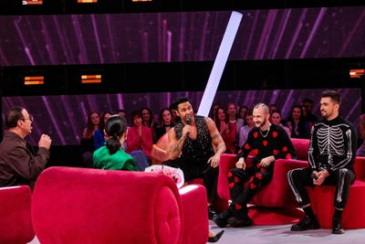 Stas Kostyushkin covers Volgograd singer Vitya Kipyatok's song on 'Konfetka'