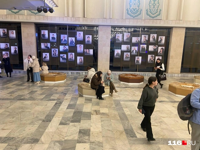 У входа развесили портреты артистов | Источник: Руфина Калимуллина / 116.RU