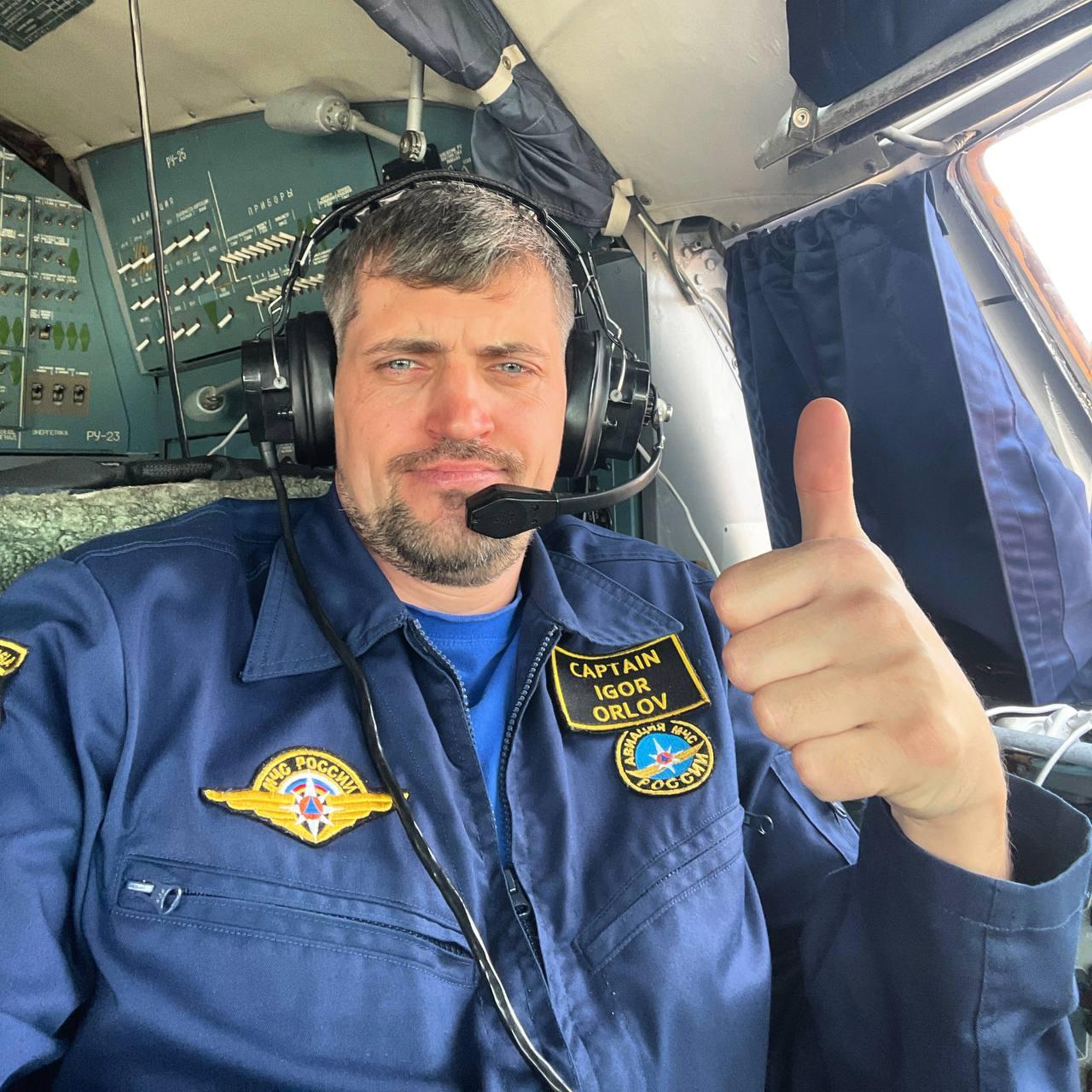 Сбрасывает десятки тонн воды каждый день. Командир Ил-76 рассказал, как борется с лесными пожарами в разных регионах