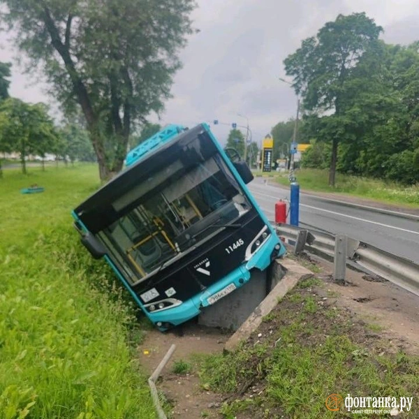 Автобус улетел в кювет в Ломоносове: фото | Источник: читатель «Фонтанки»