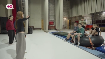 Екатерина Лунегова дает наставления артистам народного цирка | Источник: «Мультимедиа групп», телеканал «Ю»