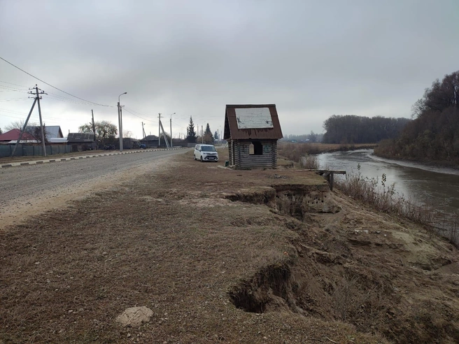 Дорогу возле автобусной остановки сильно подмыло | Источник: Илья Калинин / NGS.RU