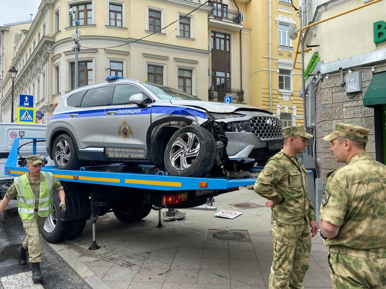 Фоторепортаж с места ДТП с полицейской машиной в Москве: служебный  автомобиль ехал по встречной полосе без спецсигналов и врезался в такси,  произошла авария, разбилось стекло витрины магазина «ВкусВилл», эвакуатор -  31 мая