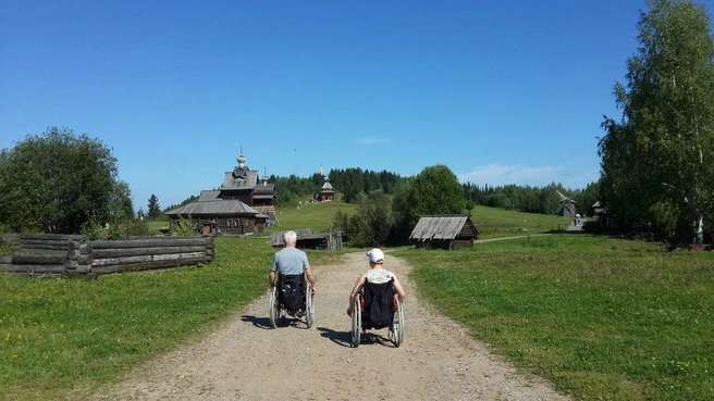 Владимир с одним из своих пациентов на прогулке в Хохловке  | Источник: личный архив Владимира Механошина