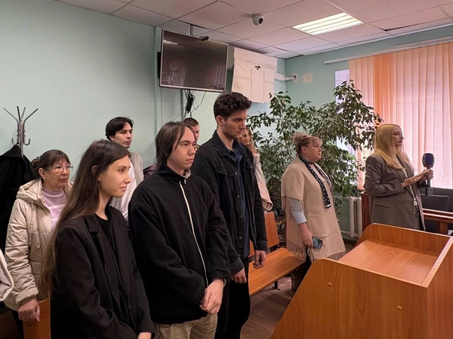 Потерпевший на приговор не пришел, только его мать (вторая справа) | Источник: Вероника Бобкова