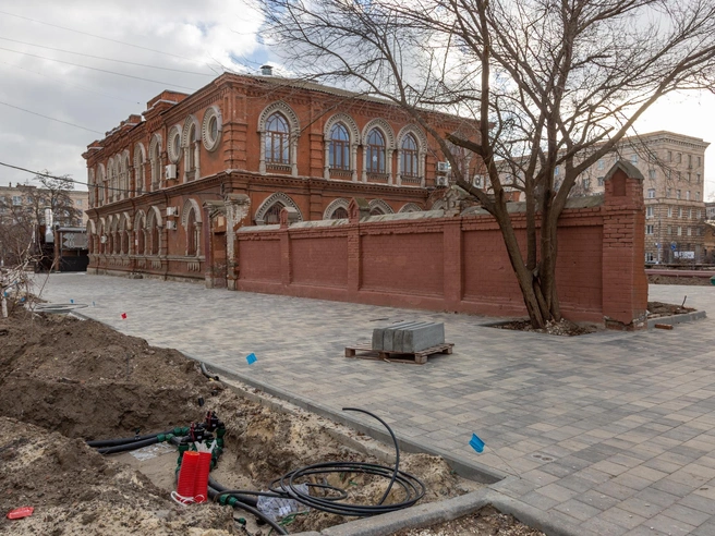 Территорию вокруг здания дореволюционной синагоги замостили современной тротуарной плиткой. | Источник: Константин Завриков / V1.RU