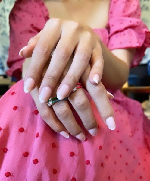 Розовый френч + разноцветные кольца: Селена Гомес похвасталась красивым маникюром на лето 2023