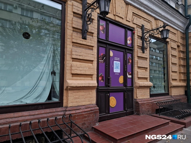 Окна завесили полотнами | Источник: Татьяна Зарва / NGS24.RU