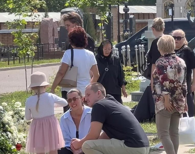 5-летняя дочь Заворотнюк приехала к ней на могилу с папой Петром Чернышевым — фото