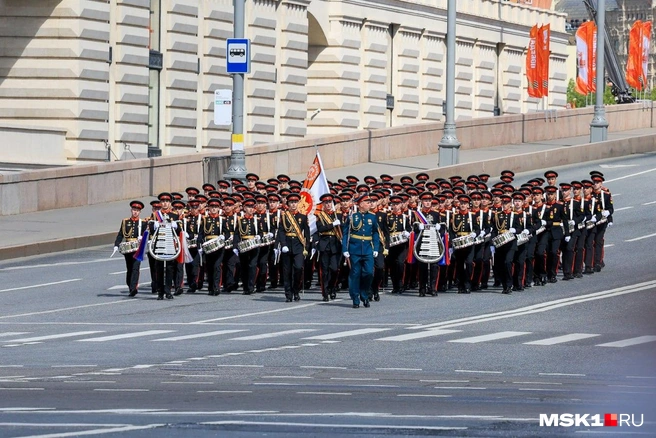 Военный оркестр покидает Красную площадь после парада | Источник: Артем Устюжанин / MSK1.RU