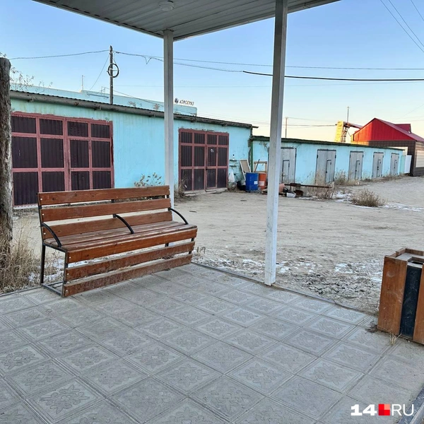 Снаружи есть скамейка | Источник: Илья Константинов / 14.RU