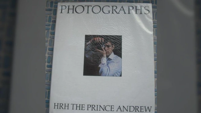 Бывший принц Эндрю выпустил книгу фотографий «Photographs» в 1995 году. | Источник: AMAZON UK