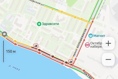 Авария на Октябрьской набережной привела к пробке