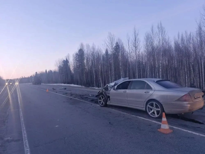Момент столкновения автомобиля Mercedes с грузовиком «Урал». | Источник: Госавтоинспекция ХМАО-Югры 