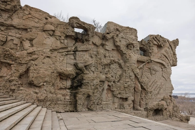 Щели на стенах-руинах Мамаева кургана: насколько опасны?