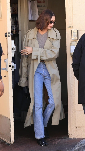 Будем носить весной: Хейли Бибер в модном образе показала главные тренды будущего сезона | marieclaire.ru