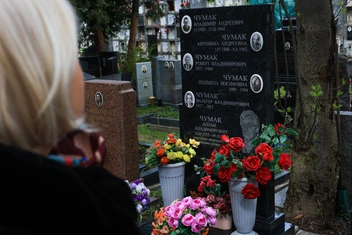 Вдова Аллана Чумака на Донском кладбище | Источник: Артем Устюжанин / MSK1.RU
