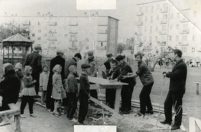1964 год. Жители дома № 16 по улице Окружной делают во дворе стол для игры в пинг-понг  | Источник: фонды ОГАЧО 