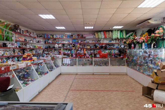 В магазине можно найти всё: и для здравия, и для погребения | Источник: Ирина Шарова / 45.RU 