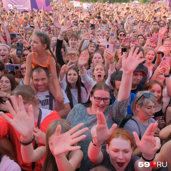 Одни машут, другие подпевают, третьи повторяют жест Ольги | Источник: Тимофей Калмаков / 59.RU