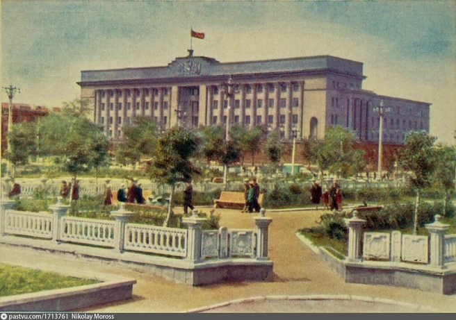 Дом Советов, 1962-1963 | Источник: meshok.net/pic.php? id=226338919