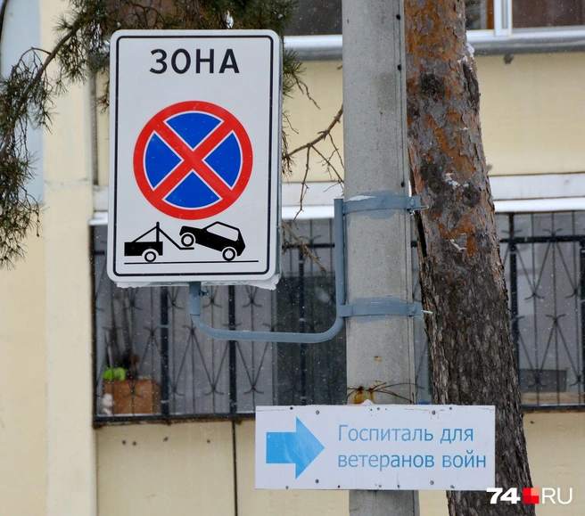 Увидев такой знак, знайте: останавливаться за ним нельзя нигде. Запрет распространяется до выездов из зоны запрета, обозначенных отдельно | Источник: Артем Краснов
