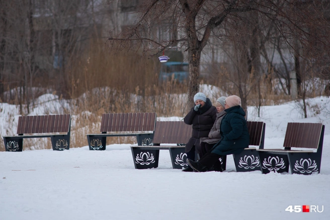 Посидим-поговорим — лавочки не пустуют даже зимой | Источник: Надежда Тихомирова / 45.RU