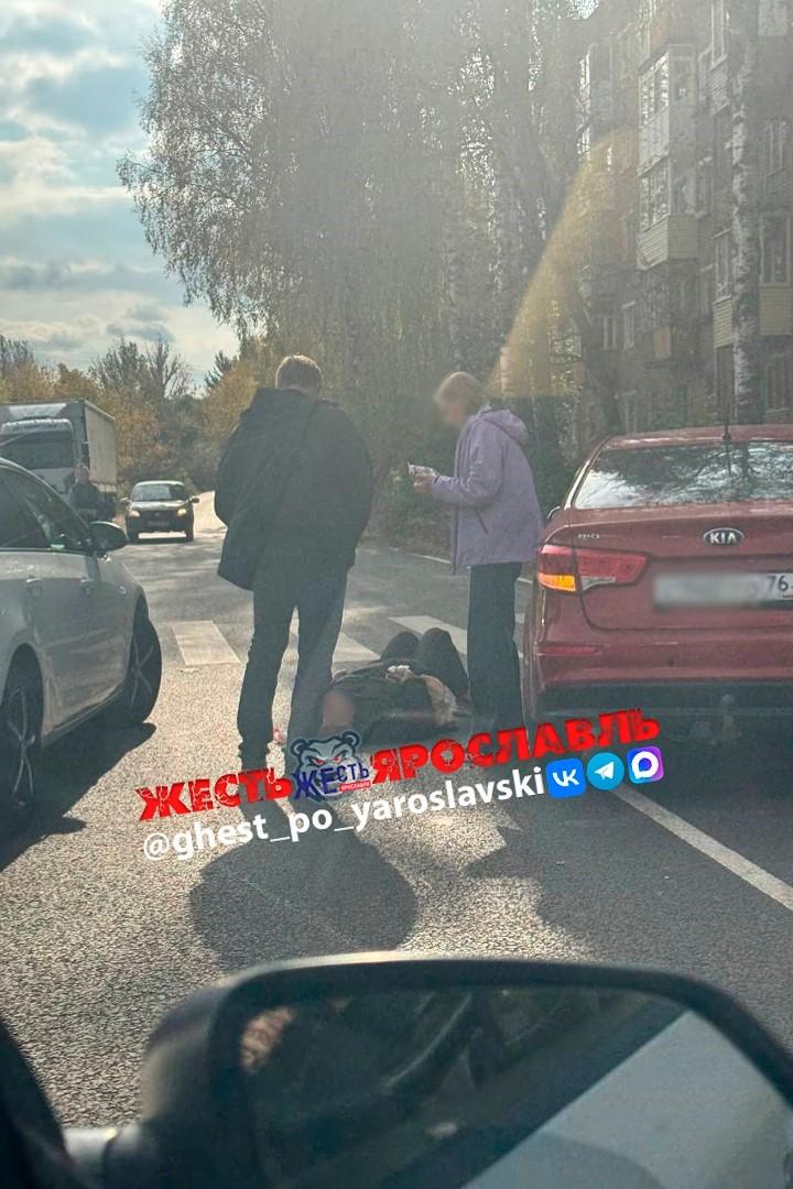 «У нас что, люди лишние?»: в Ярославле иномарка сбила человека у ТЦ. Фото с места ДТП