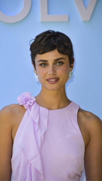 Модная русалка: Тейлор Хилл надела необычные прозрачные туфли — они понравятся не всем | marieclaire.ru