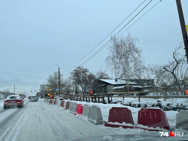 Обочину вдоль проспекта Победы раскапывают для строительства метротрама | Источник: читатель 74.RU