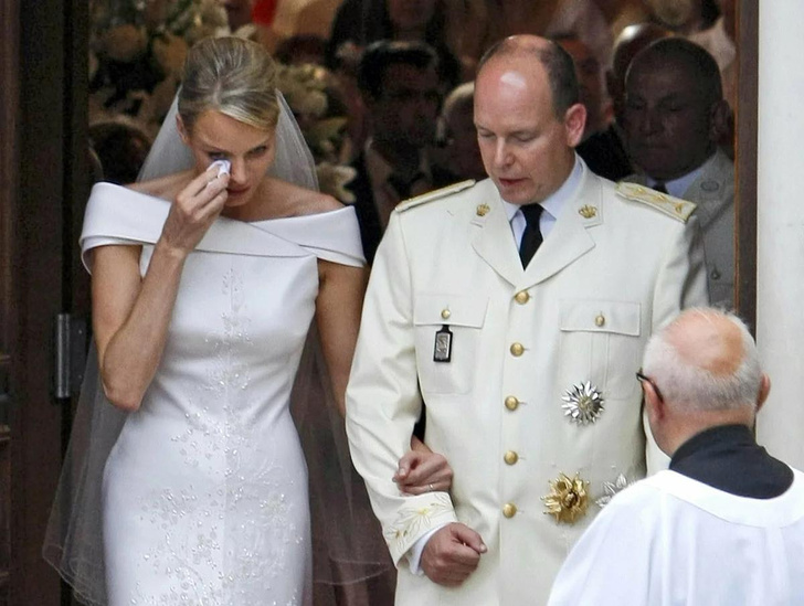 11 лет вместе! Княгиня Шарлен в мятном платье с баской позирует на фото с князем Альбером в честь годовщины