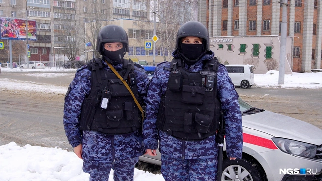 В тандеме с Викторией работают и мужчины, и девушки, которые пришли на службу в Росгвардию позднее  | Источник: Антон Дигаев / NGS.RU