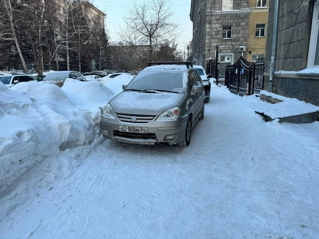 Житель города призывает сотрудников ГИБДД провести проверку парковки на этой улице. | Источник: читатель НГС