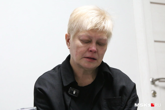 Елена Ковалева не может сдержать слёз, когда вспоминает о сыне | Источник: Татьяна Спиридонова / MSK1.RU