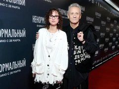 63-летний Олег Меньшиков пришел на премьеру с молодой женой