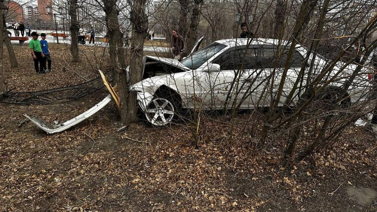 Легковушка снесла ограждение и врезалась в дерево около площади в Чите