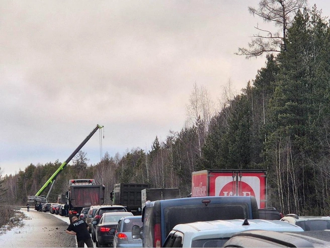 На место аварии прибыл автокран | Источник: читатель E1.RU