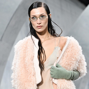 Мокрая укладка как у Беллы Хадид — главный тренд причесок 2022 с Недели моды в Милане