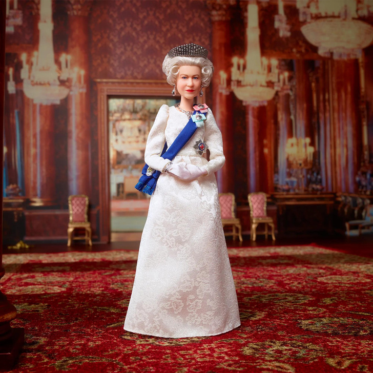Королева Елизавета II стала куклой Барби