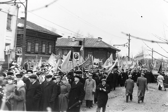 Первомайская демонстрация в 1955 году в Новосибирске | Источник: Форум «Новосибирск в фотозагадках»