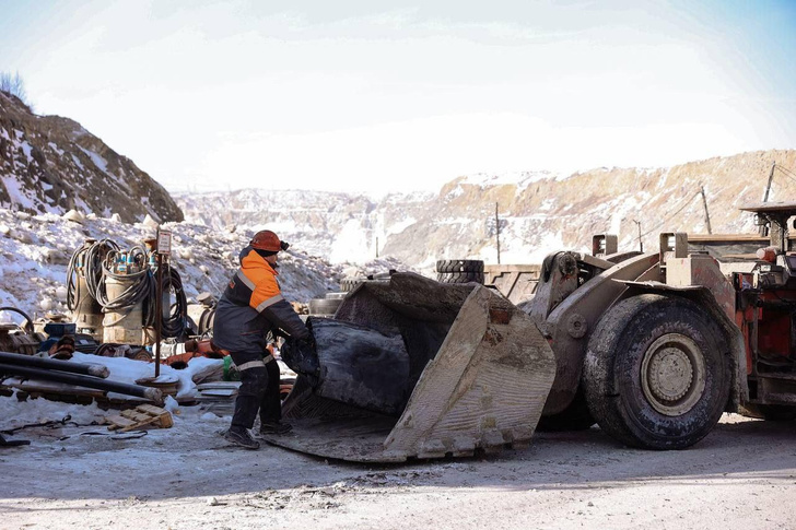 13 горняков четвертые сутки находятся под завалами в шахте «Пионер»: детали спасательной операции