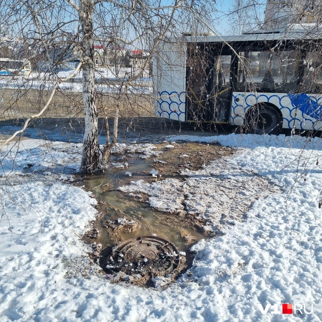 Течь, судя по всему, образовалась из-за засора | Источник: читатели V1.RU