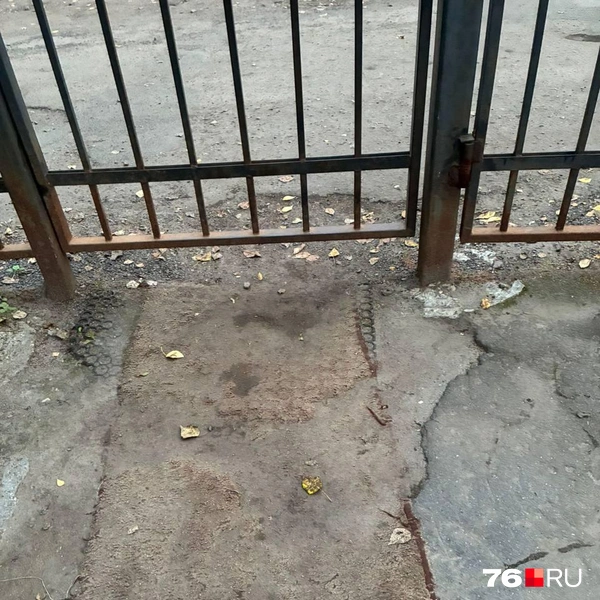 Дыра у калитки в школу замаскирована ковриком | Источник: родители учеников «Школы № 76»