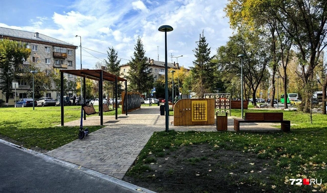 Небольшой сквер находится за железной дорогой  | Источник: Павел Красоткин / 72.RU 